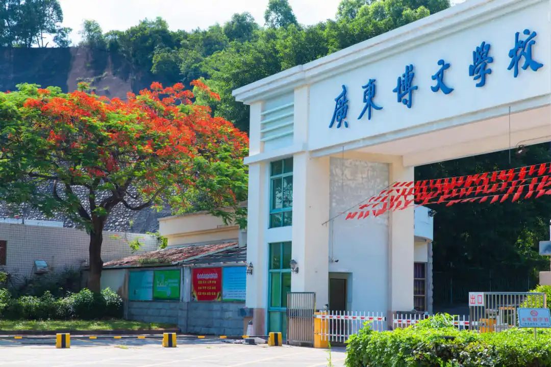 �����طù㶫����ѧУ���ӡ��Ű���������������ػ�����������������Щϸ�ڱ�̻¶��